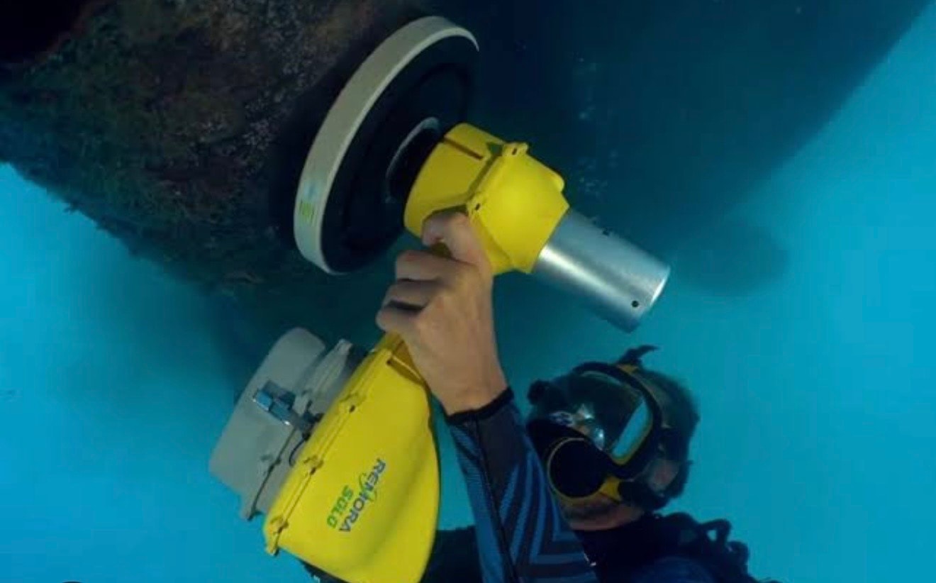 Diver hull cleaning